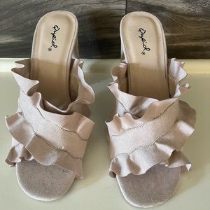 Qupid tan ruffle faux suede fall sandals 8.5